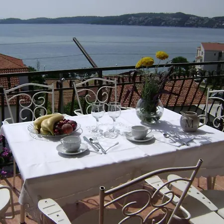 Bacic Hr شقة تروغير